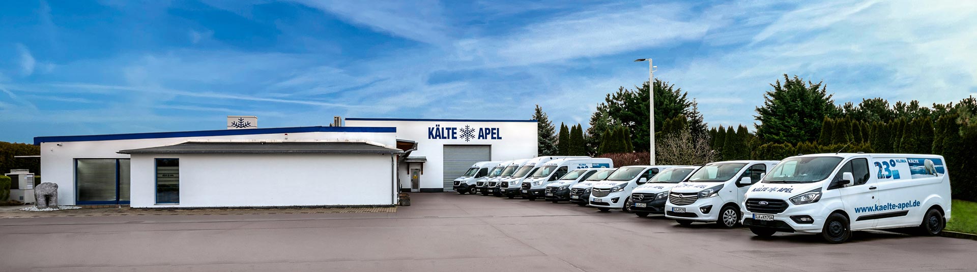 Die Fahrzeugflotte von Kälte-Apel vor dem Firmengebäude in Calbe (Saale)